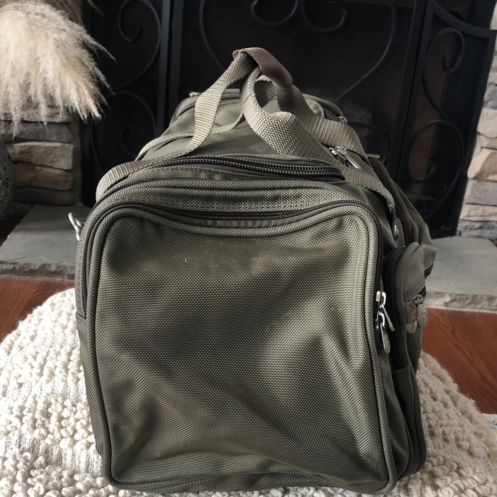 BRIGGS & RILEY 21” DUFFLE TRAVEL OLIVE GREEN BAG UNISEX IN PRELOVED CONDITION!!